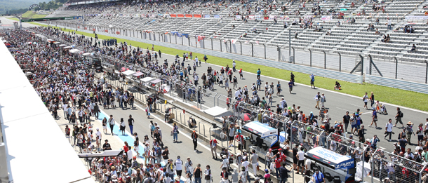 SUPER GT「RAYBRIG　NSX-GT」をサーキットで観戦しよう！
